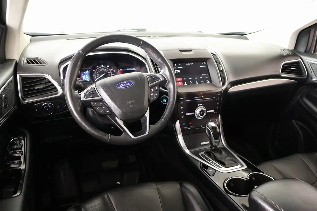 2018 Ford Edge Titanium photo 2