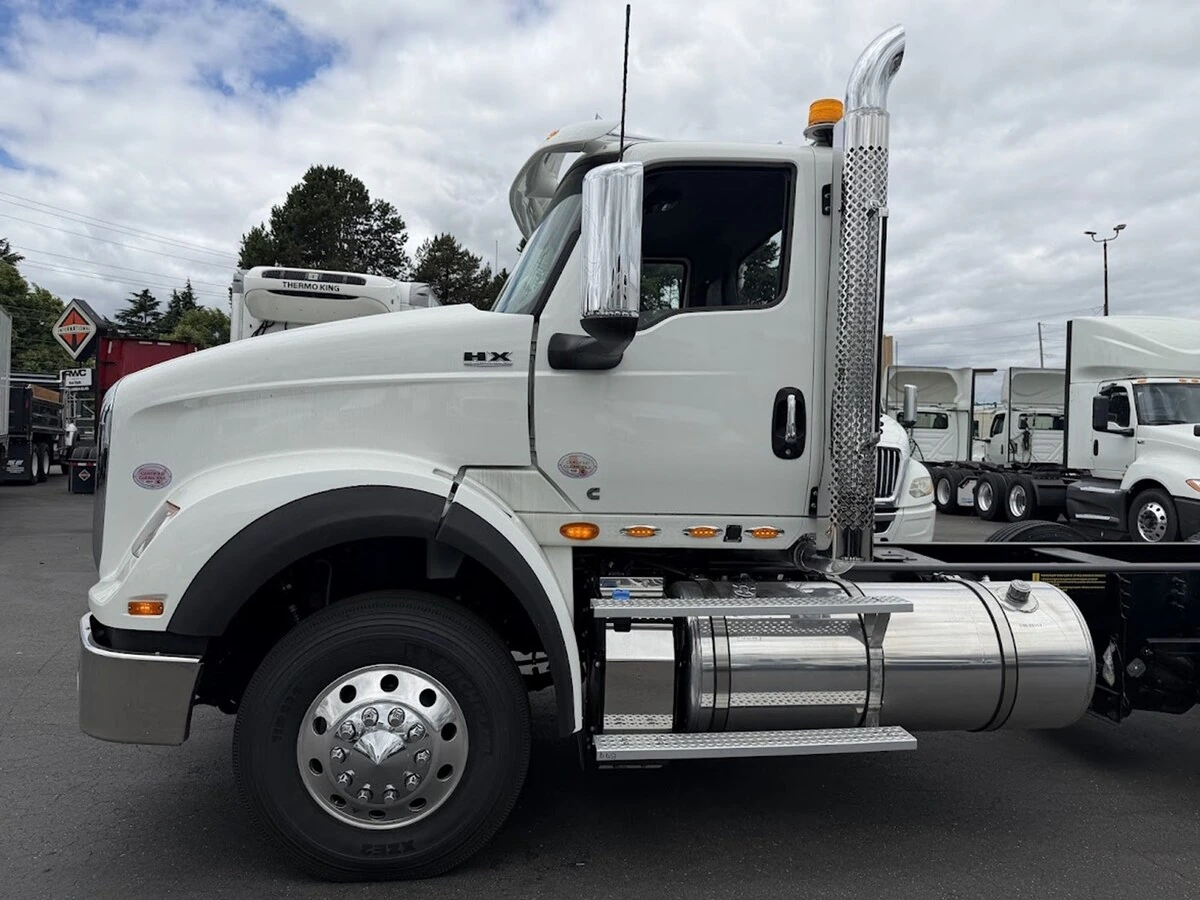 2025 International HX — photo 3