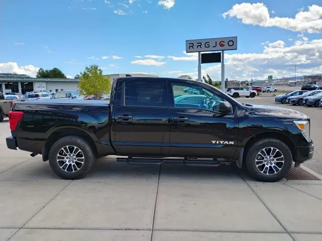 2022 Nissan Titan SV photo 2
