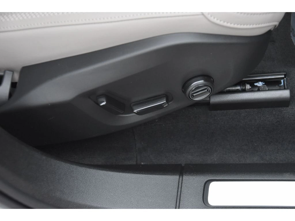 2026 Volvo - image 33