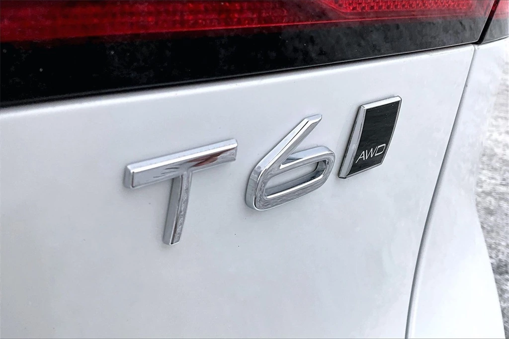 2021 Volvo - image 23