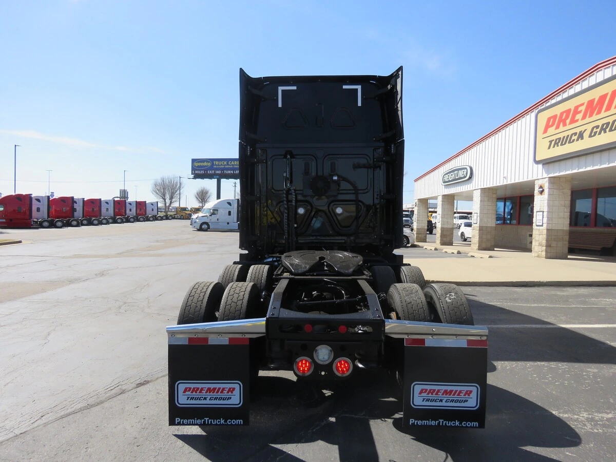 2022 Freightliner Cascadia - image 5