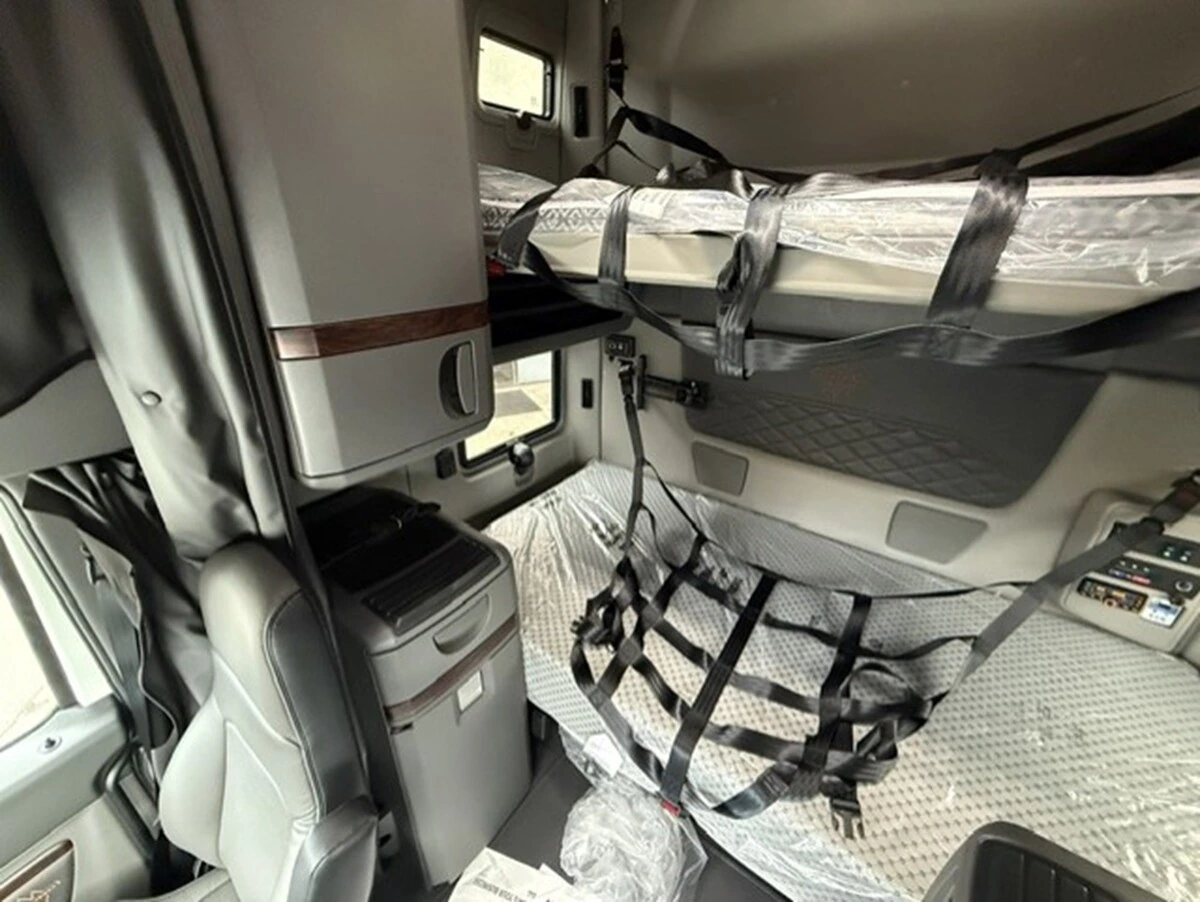 2027 International LT — photo 5