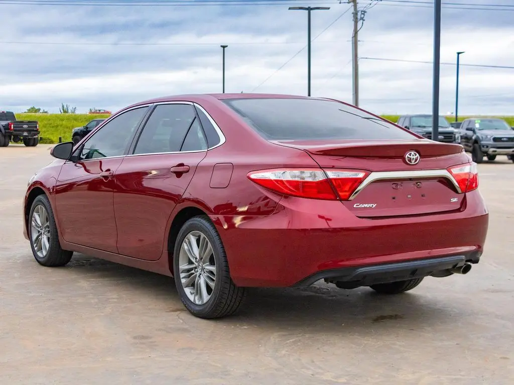 2017 Toyota Camry SE photo 4
