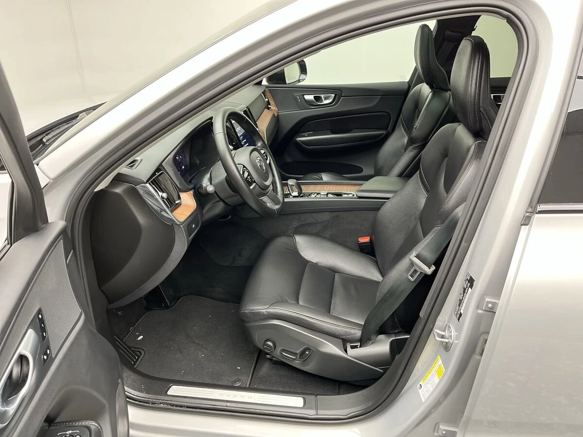 2024 Volvo - image 3