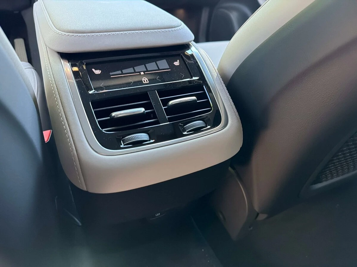 2026 Volvo - image 13