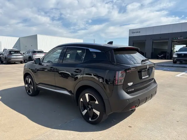 2025 Nissan Kicks SR photo 3