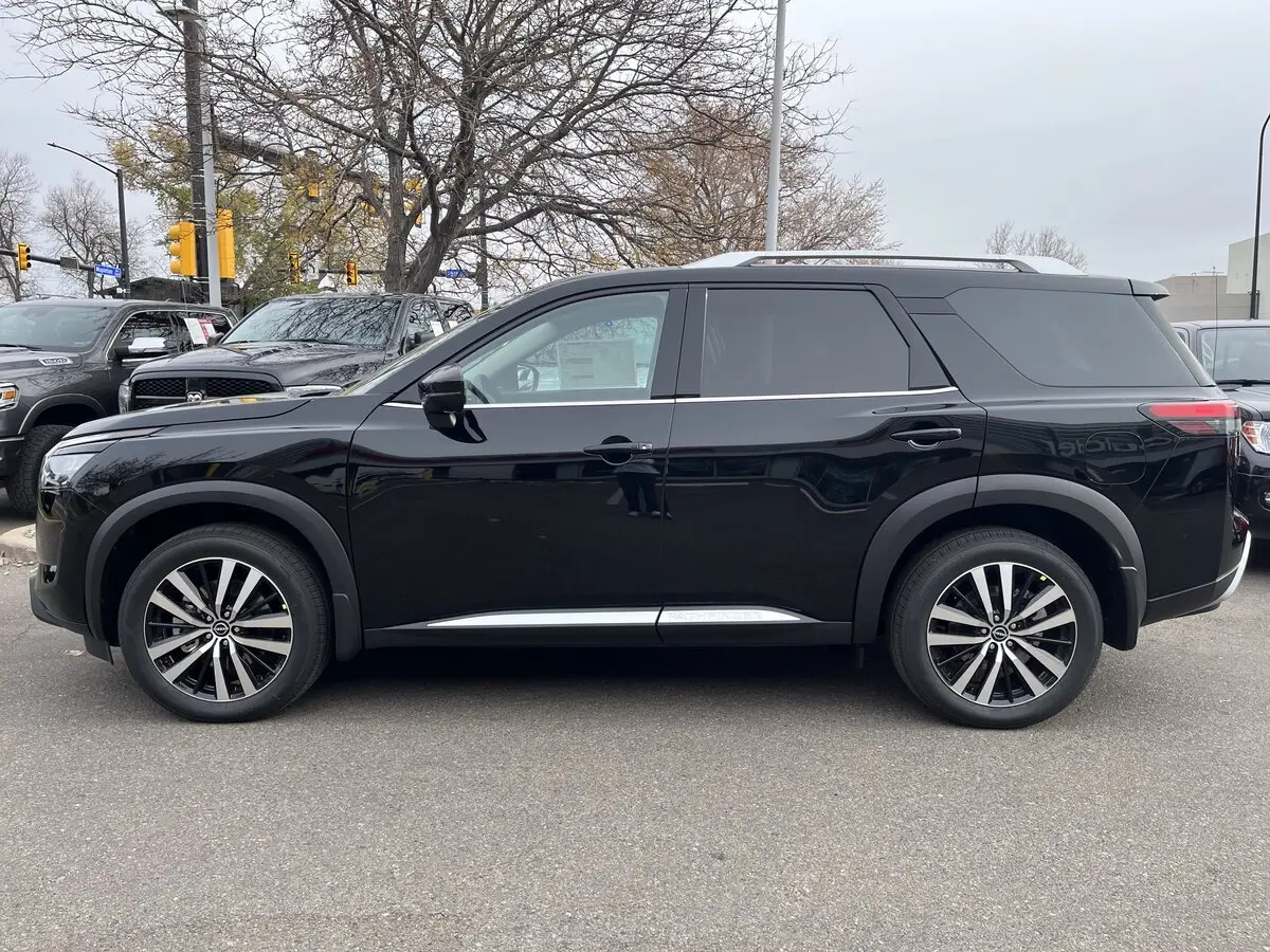 2025 Nissan Pathfinder Platinum photo 4