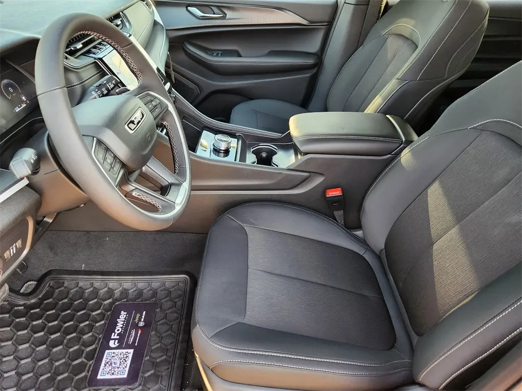 2025 Jeep Grand Cherokee Laredo photo 10