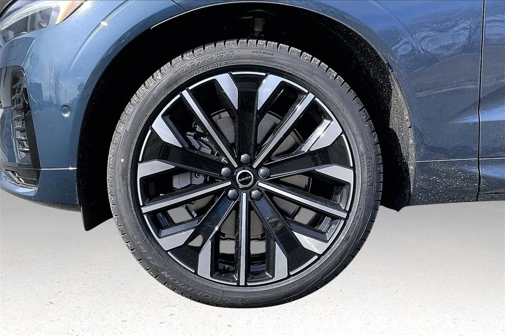 2026 Volvo - image 13