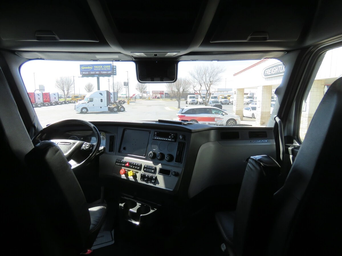 2022 Freightliner Cascadia - image 20