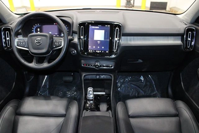 2025 Volvo - image 30