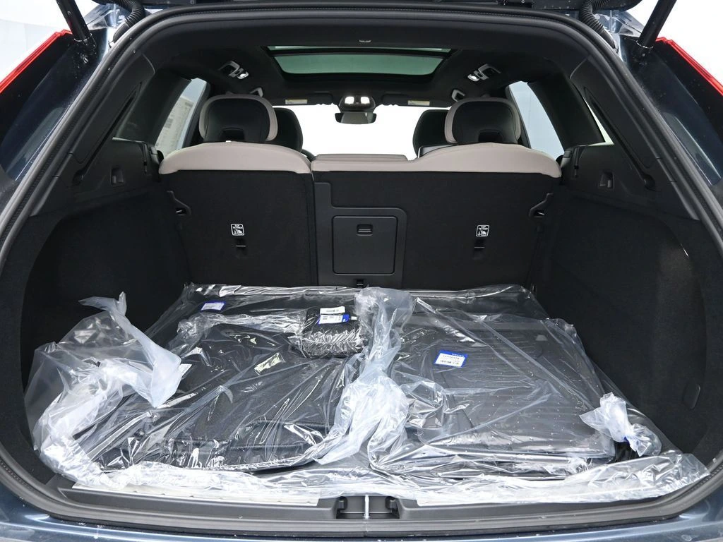 2026 Volvo - image 25