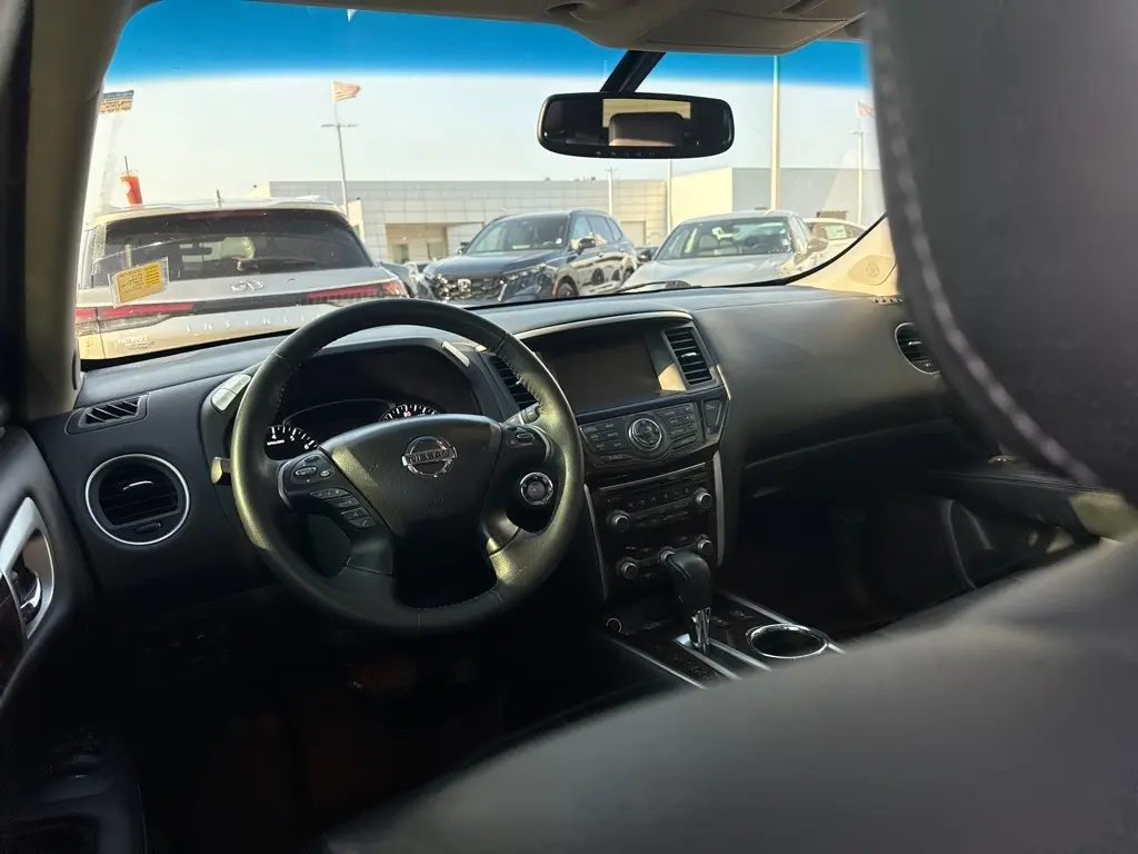 2016 Nissan Pathfinder SL photo 11