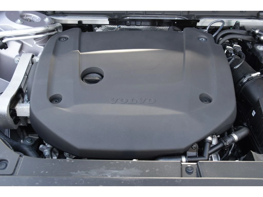 2026 Volvo - image 25