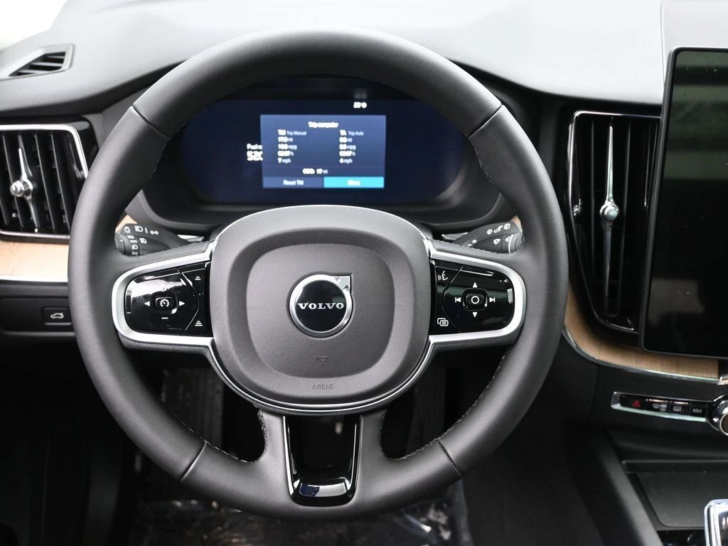 2026 Volvo - image 13