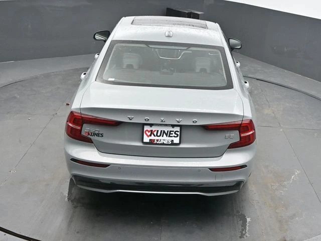 2025 Volvo - image 38