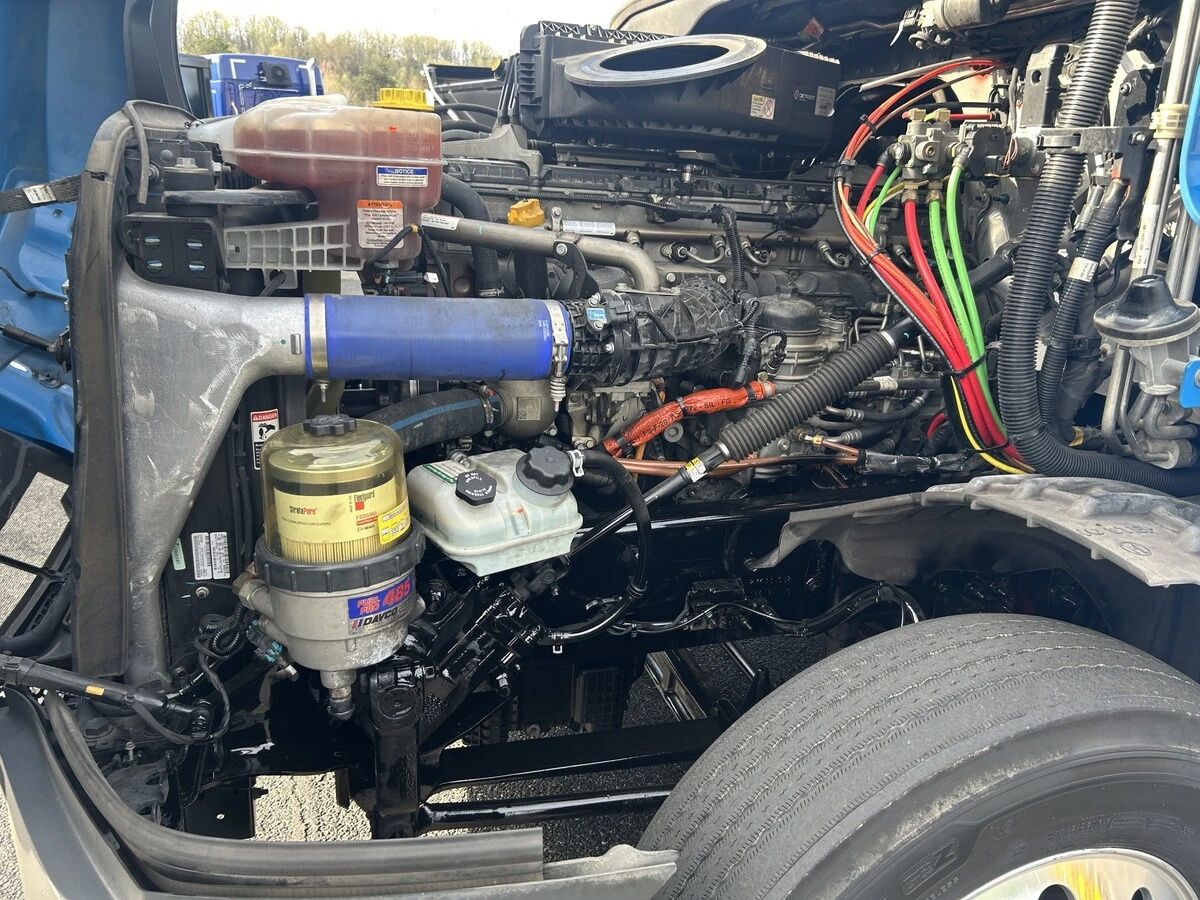 2022 Freightliner Cascadia - image 10