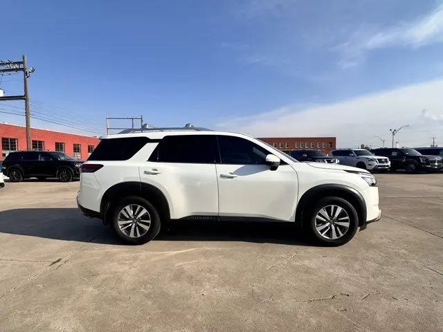 2022 Nissan Pathfinder SL photo 3