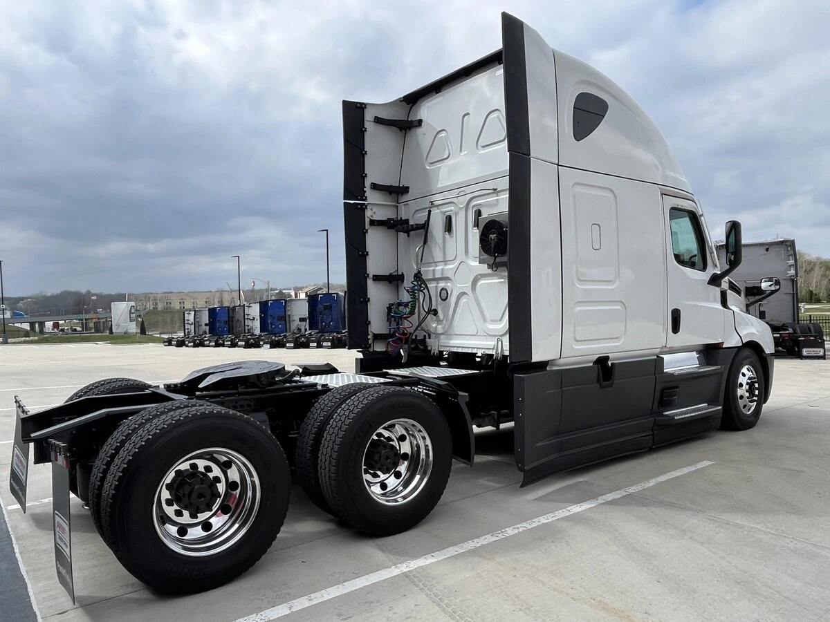 2023 Freightliner Cascadia - image 18