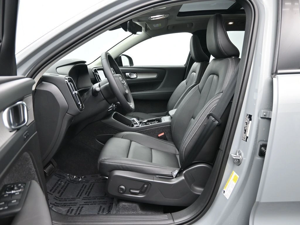 2025 Volvo - image 23