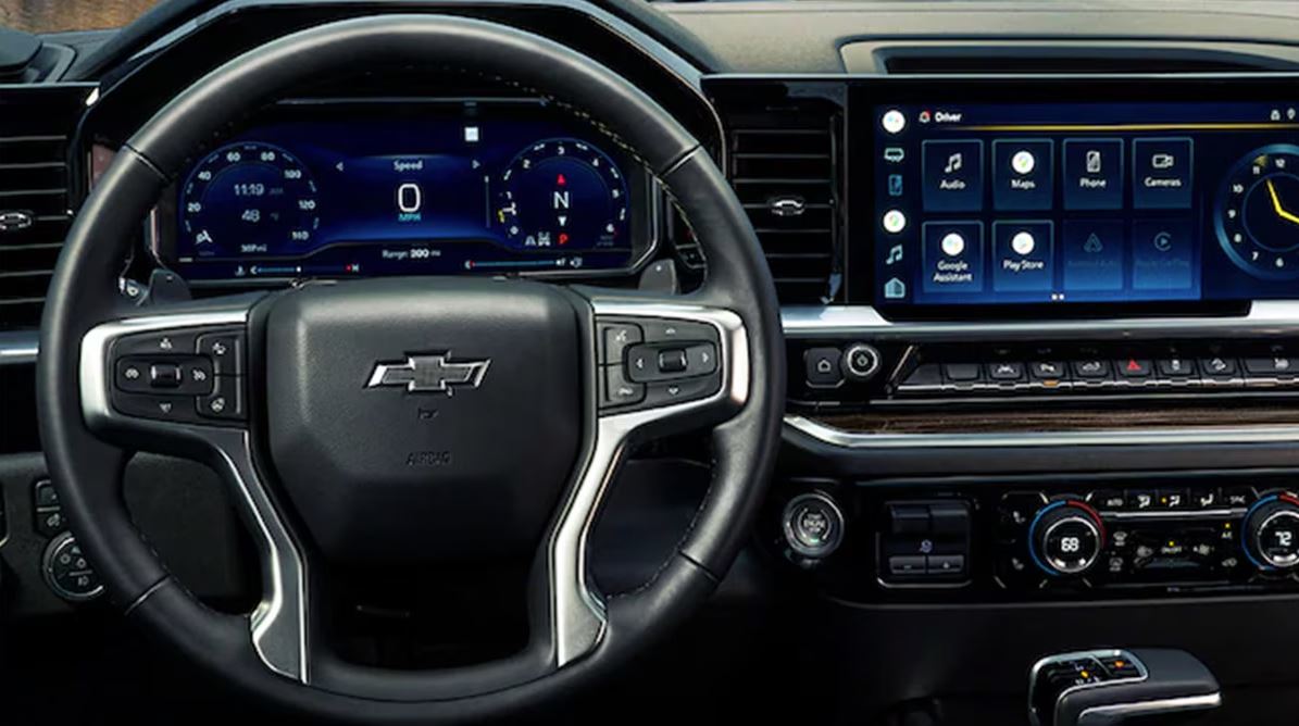 dashboard and center infotainment center inside the 2024 Chevy Silverado 1500