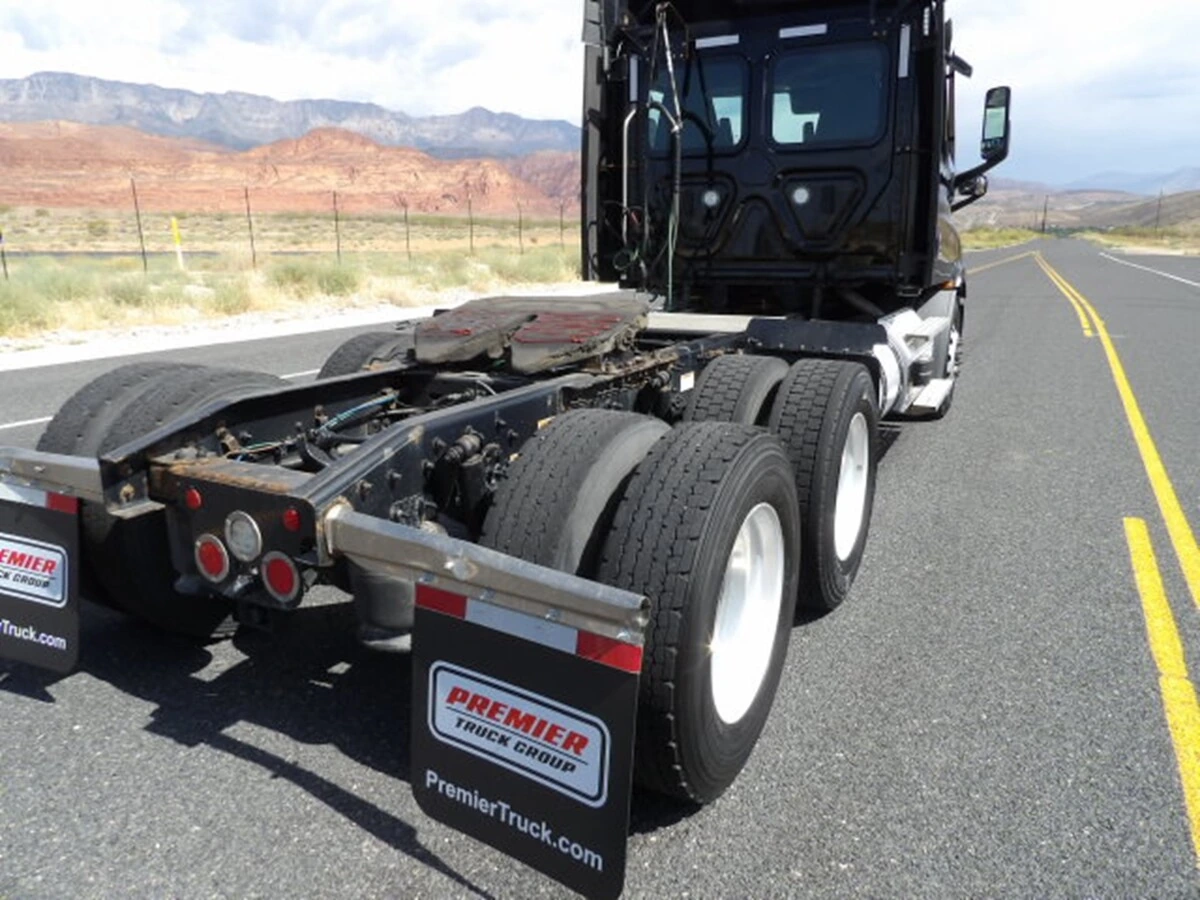 2023 Freightliner Cascadia — photo 8