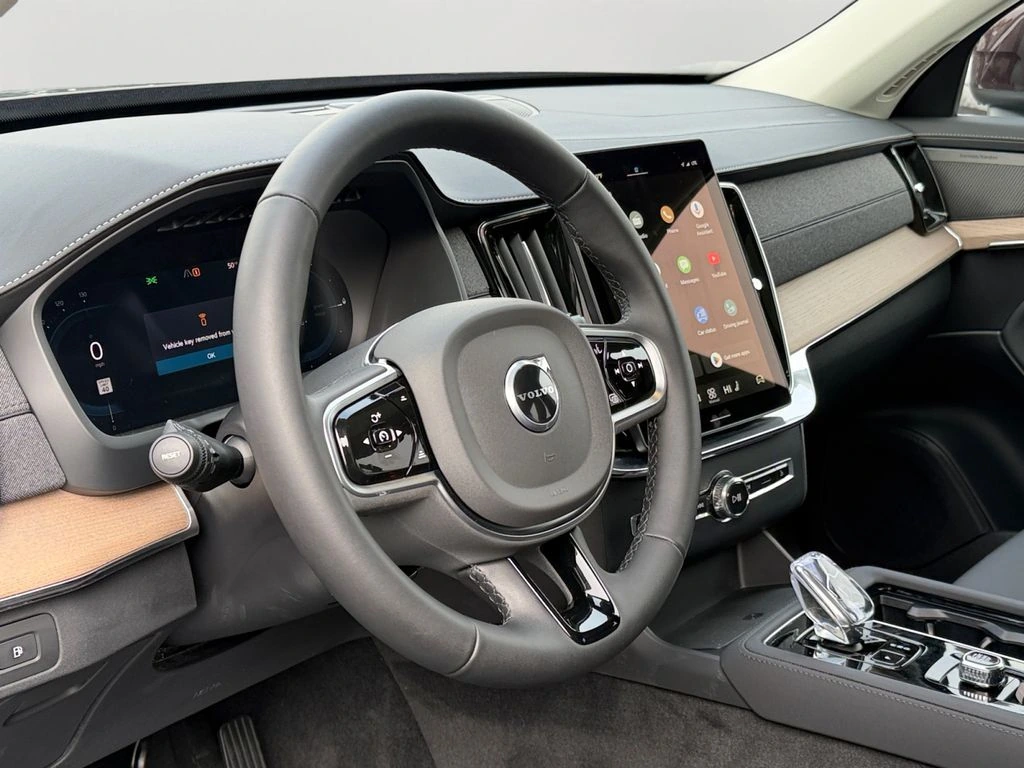 2025 Volvo - image 18