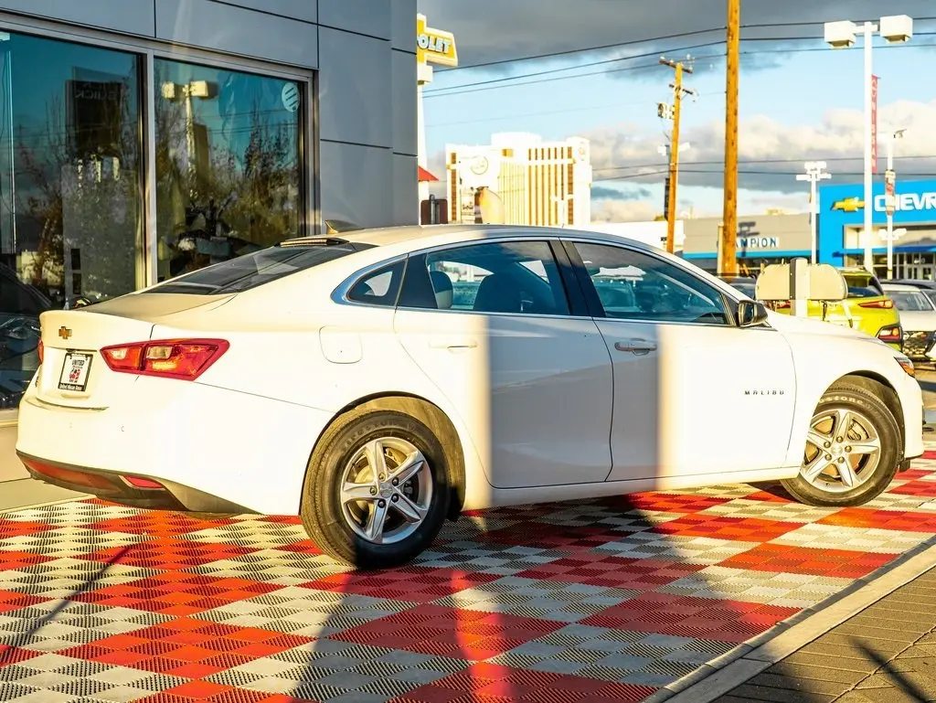 2020 Chevrolet Malibu LS photo 2