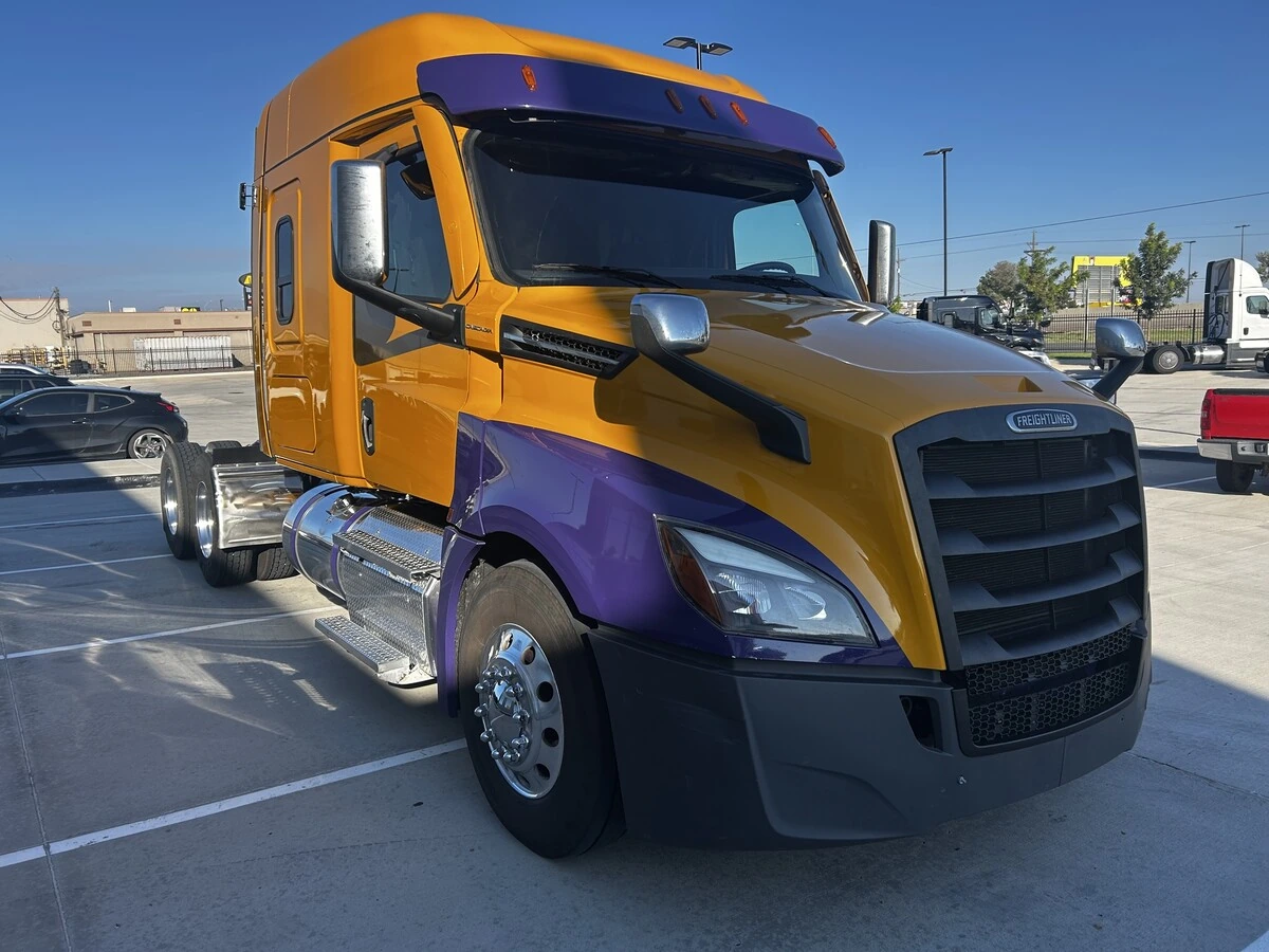 2025 Freightliner Cascadia — photo 3