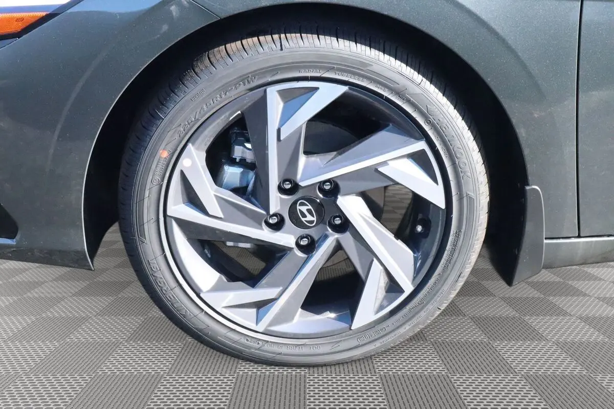 2026 Hyundai Elantra Limited photo 4
