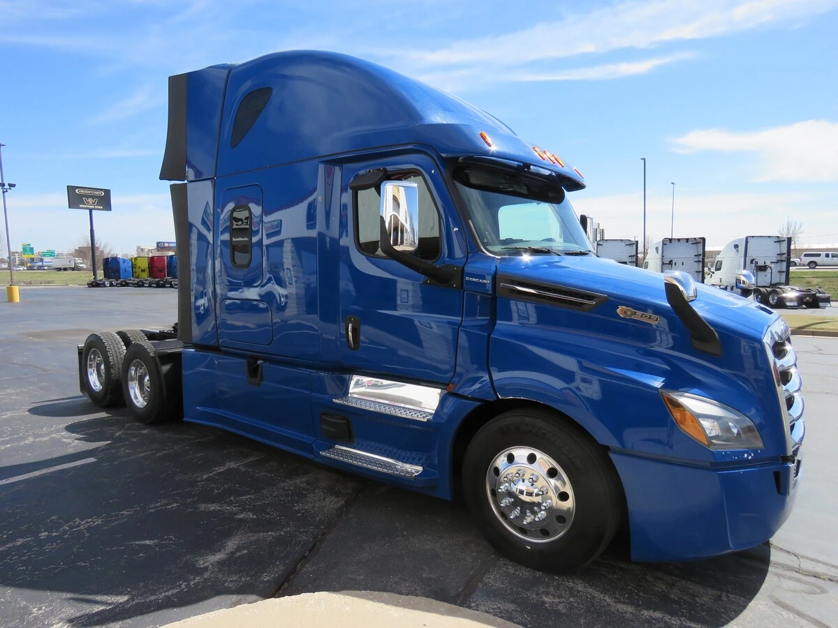 2022 Freightliner Cascadia - image 10