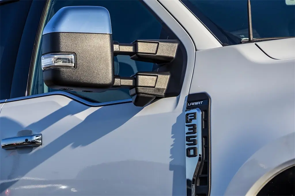 2026 Ford F-350 Lariat photo 2