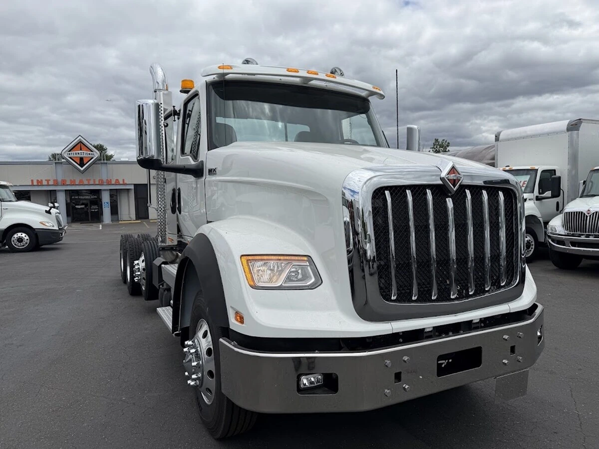 2025 International HX — photo 2