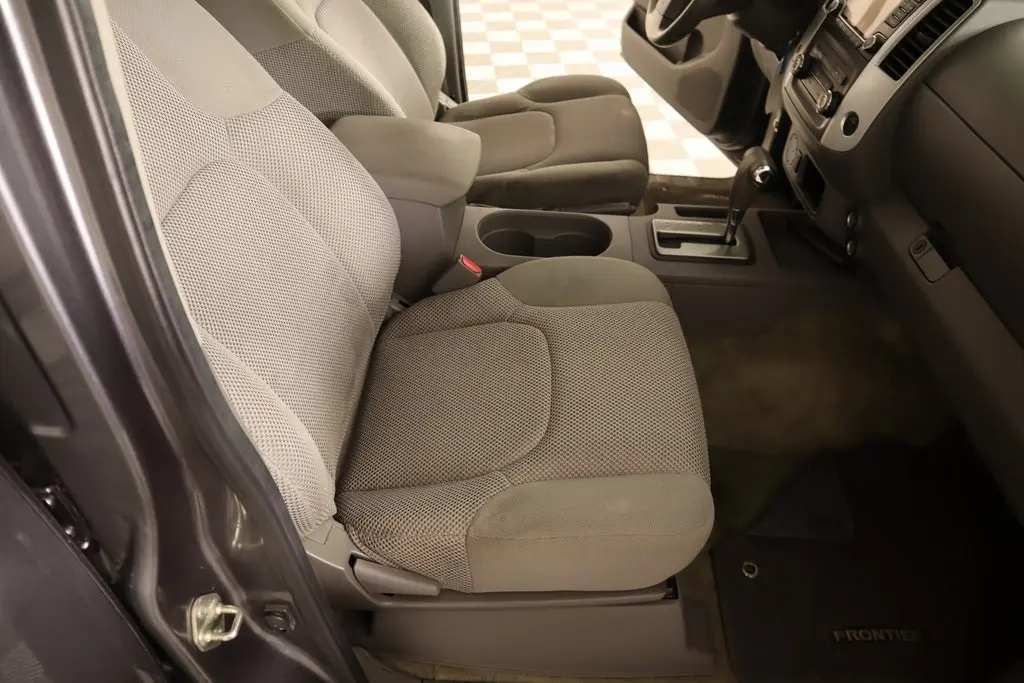 2016 Nissan Frontier SV photo 10