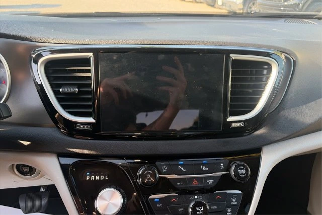 2024 Chrysler Pacifica Touring L - Photo 13