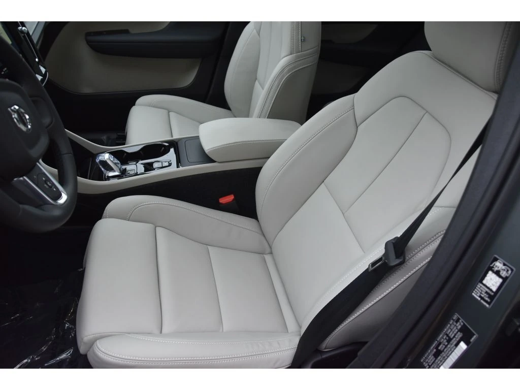 2026 Volvo - image 12