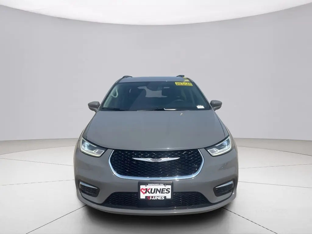 Used 2022 Chrysler Pacifica Touring L with VIN 2C4RC1BG1NR117405 for sale in Beloit, WI