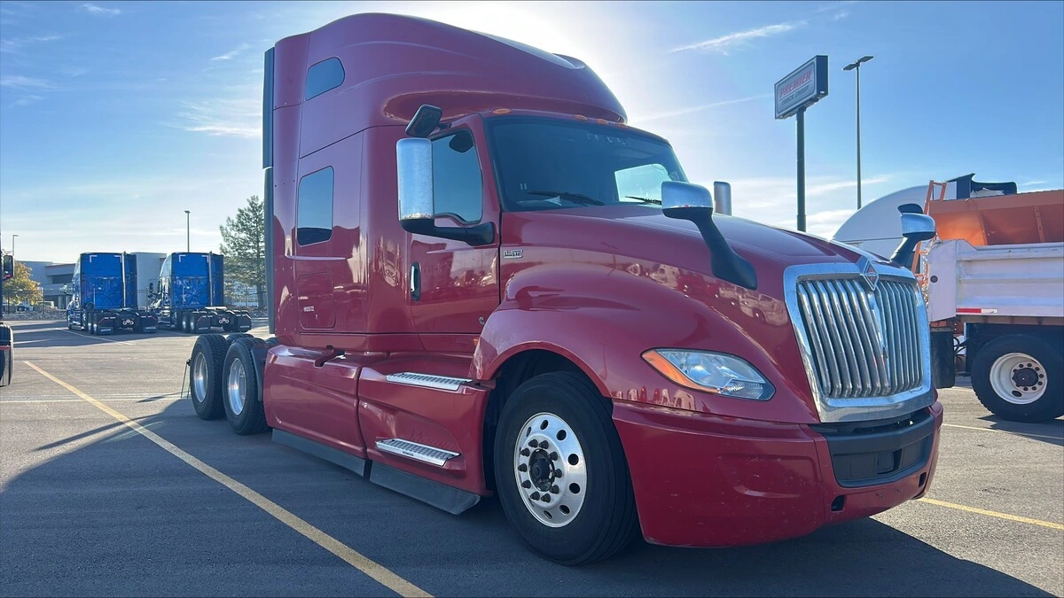 2022 International LT — photo 5