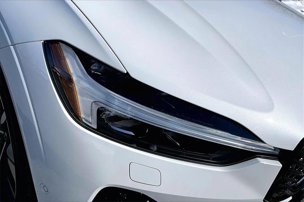 2026 Volvo - image 32