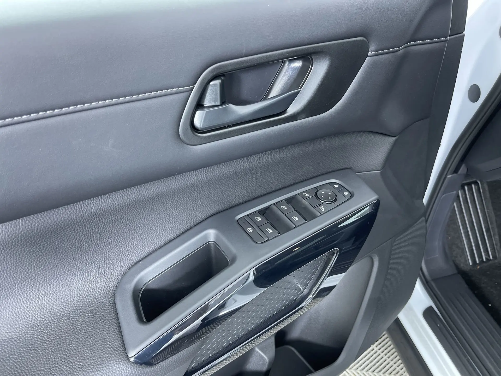 2025 Nissan Pathfinder SV photo 11