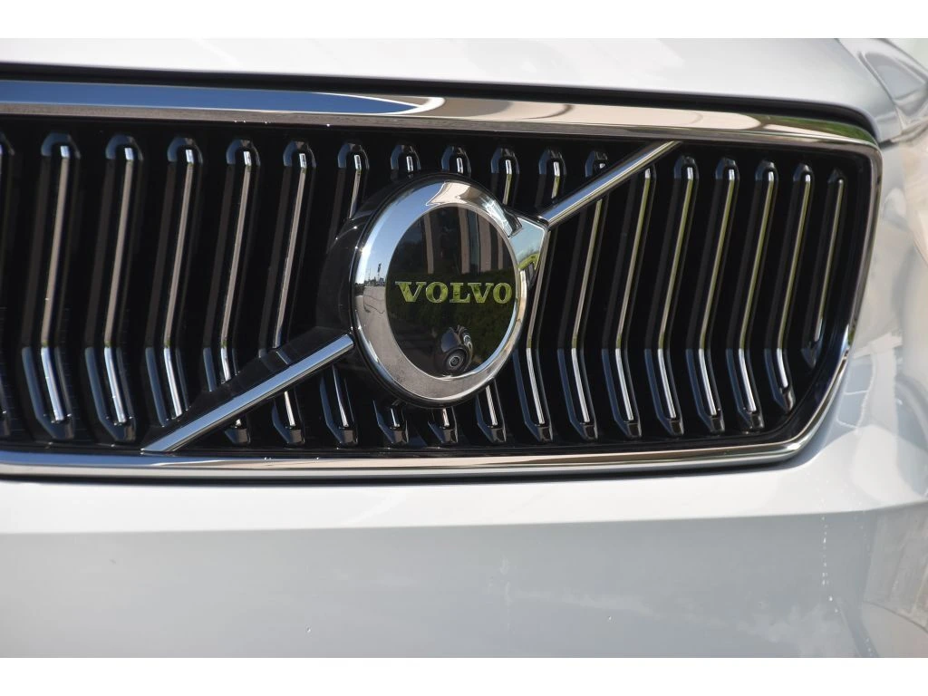 2025 Volvo - image 11