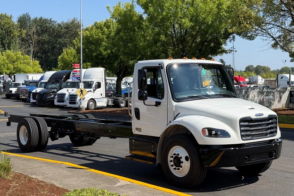 2027 Freightliner M2 106 — photo 4