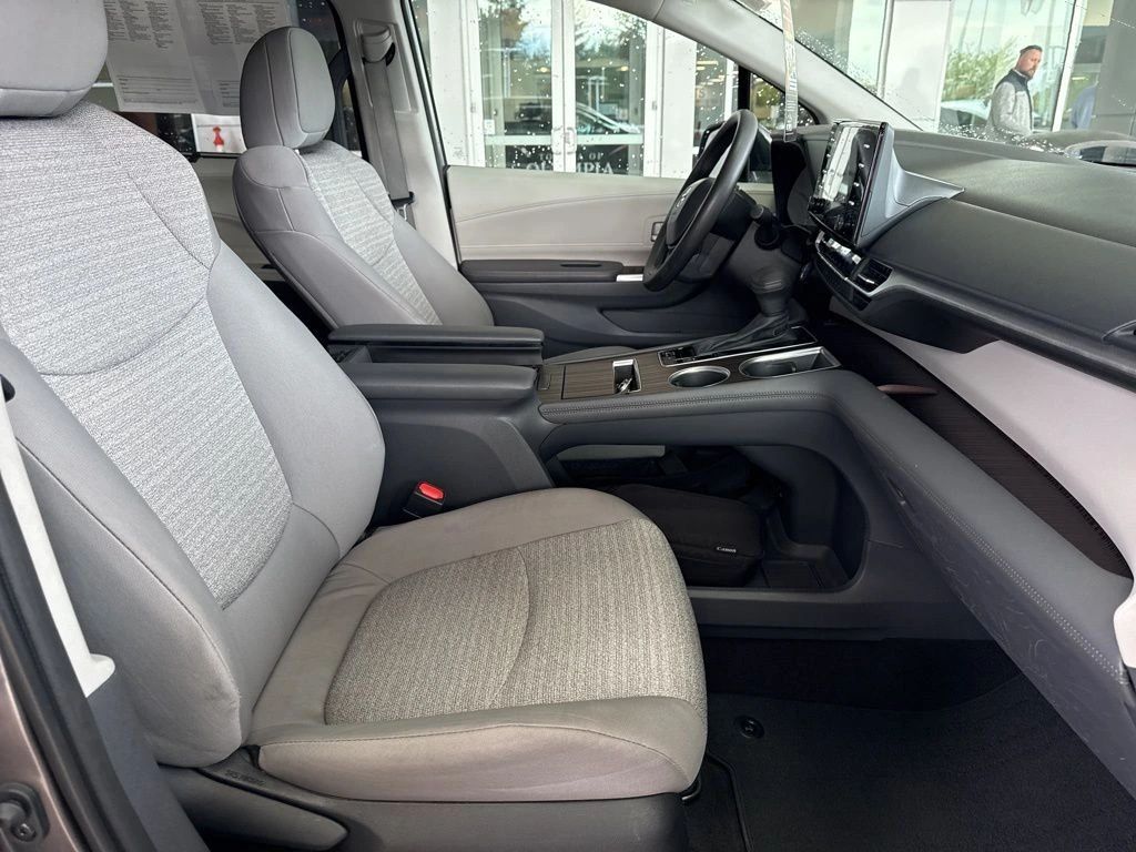 2023 Toyota Sienna LE - Photo 18
