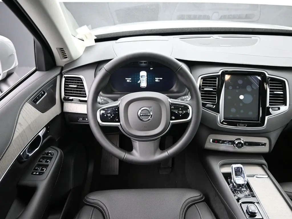 2025 Volvo - image 19