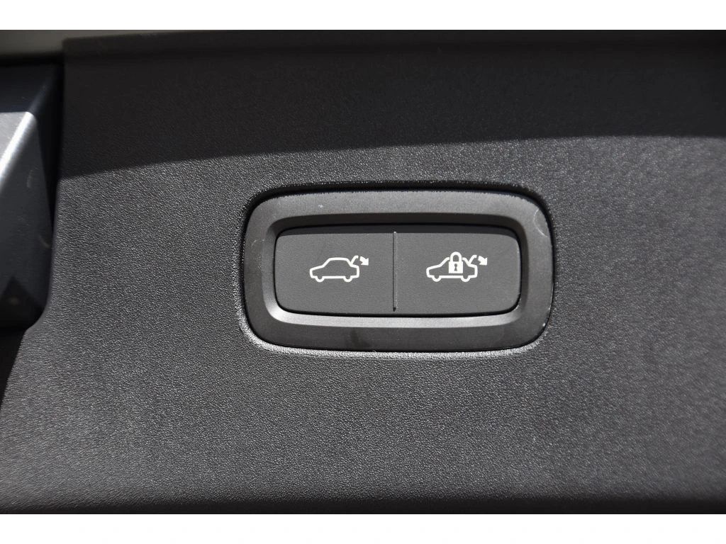 2025 Volvo - image 27