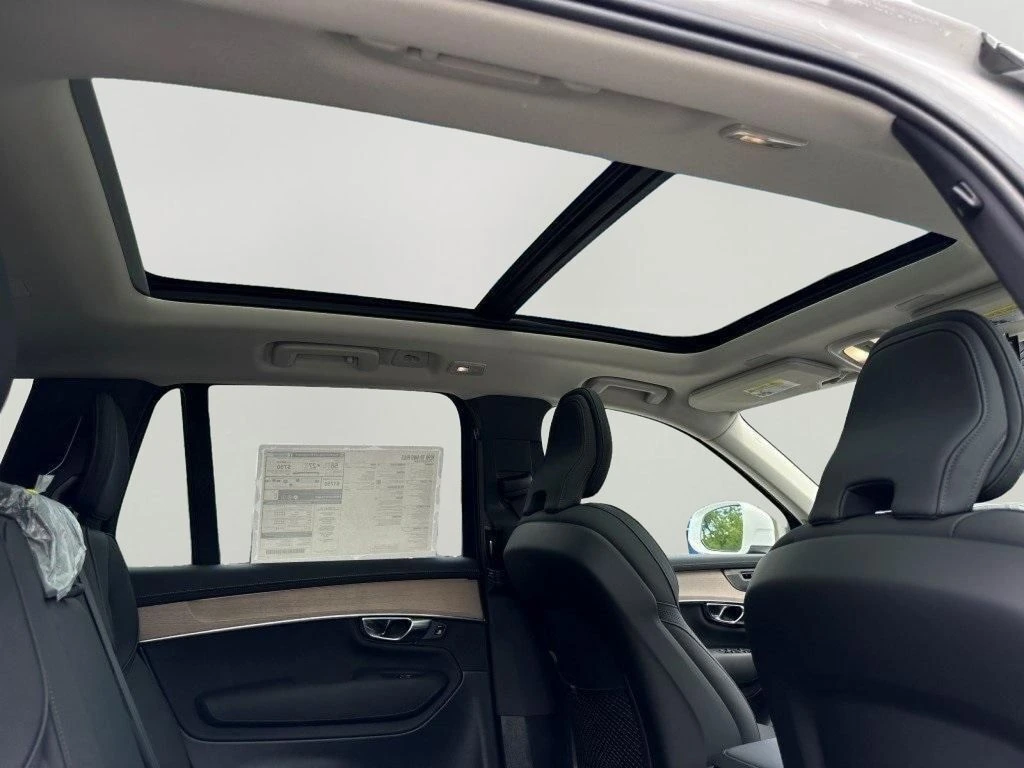 2025 Volvo - image 13