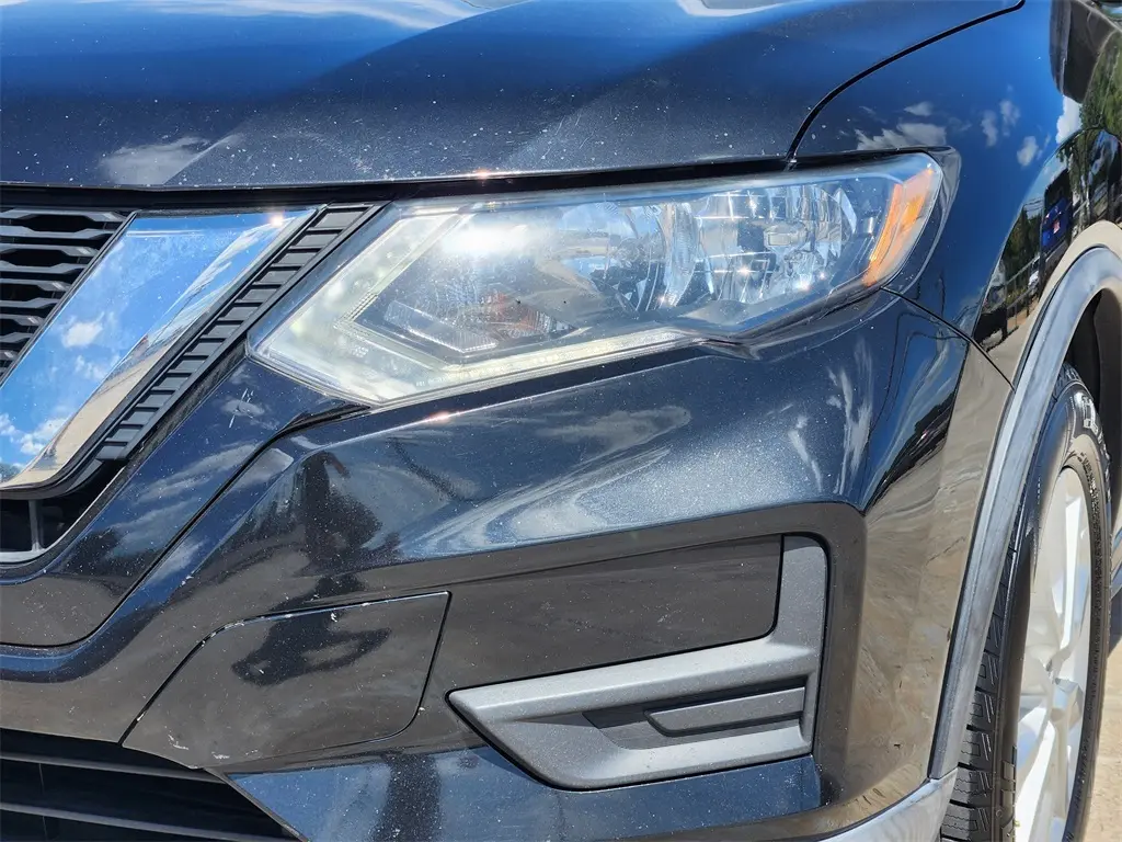 2019 Nissan Rogue SV photo 2