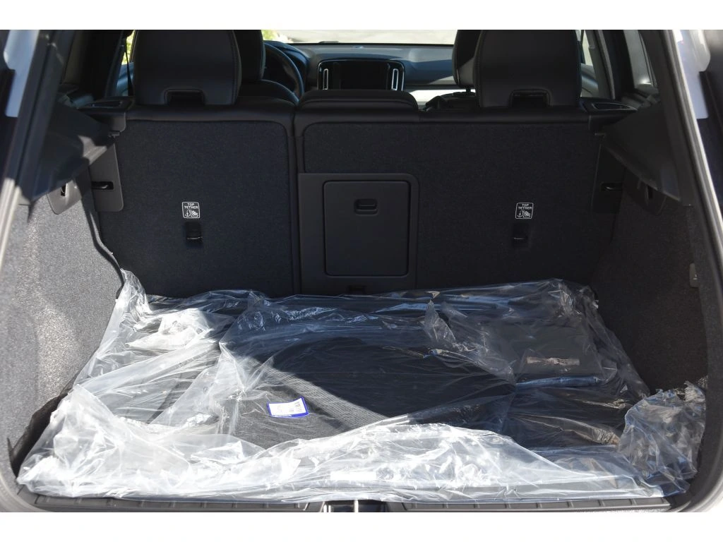 2025 Volvo - image 24