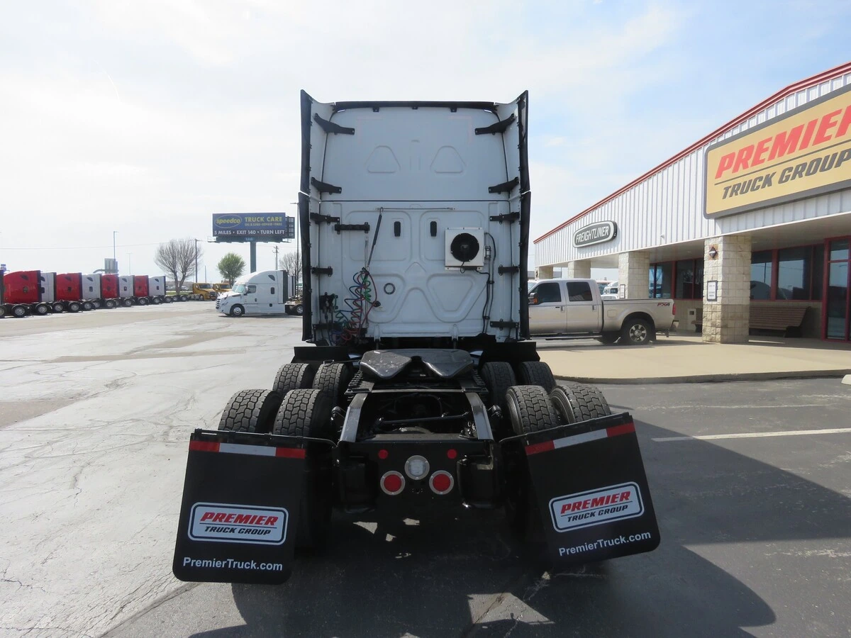 2023 Freightliner Cascadia - image 5
